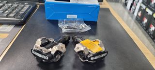 JUEGO PEDALES SHIMANO PD-M520 NEGROS + CALAS SPD