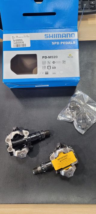 JUEGO PEDALES SHIMANO PD-M520 NEGROS + CALAS SPD