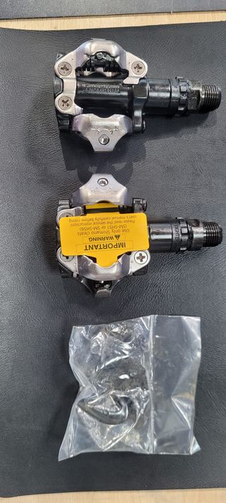 JUEGO PEDALES SHIMANO PD-M520 NEGROS + CALAS SPD