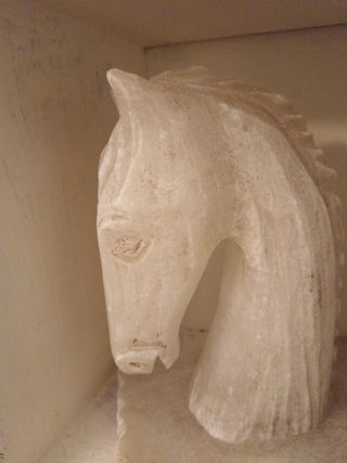 Sujeta libros caballo de mármol