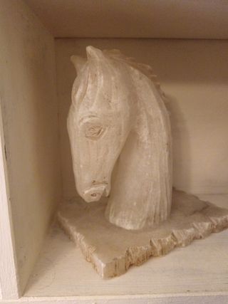 Sujeta libros caballo de mármol