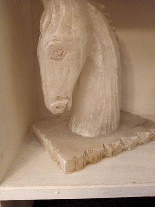 Sujeta libros caballo de mármol