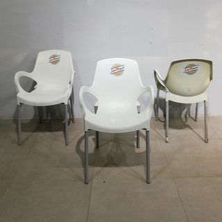 Cadira blanca apilable / Silla blanca apilable