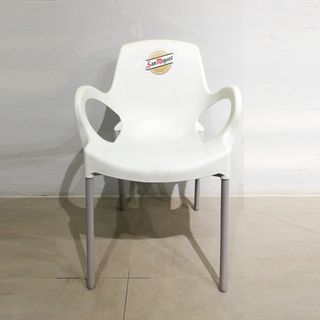 Cadira blanca apilable / Silla blanca apilable