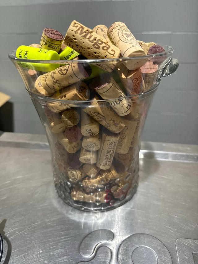 Jarron vidrio para enfriar botella de vino.