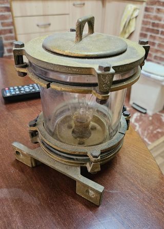 Antigua lámpara de barco