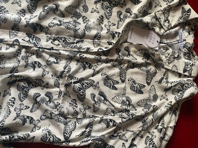 Camisa Stradivarius con etiqueta