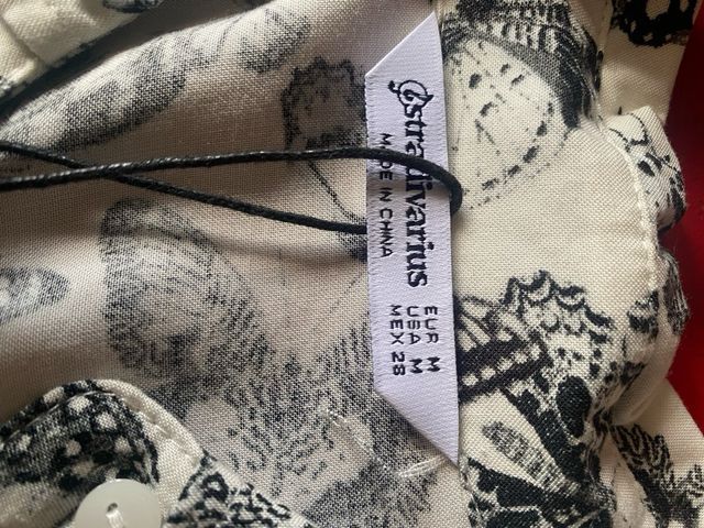 Camisa Stradivarius con etiqueta