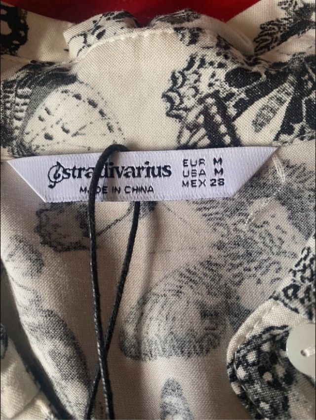 Camisa Stradivarius con etiqueta