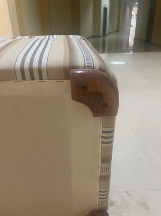 Puff. Asiento tapizado. Con contenedor Zapatero