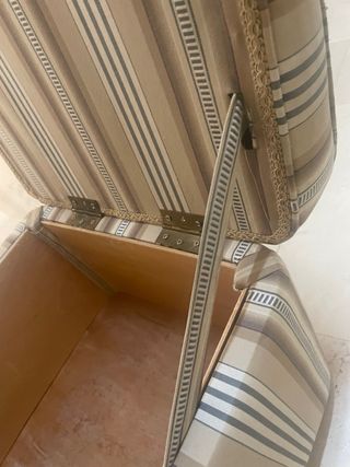 Puff. Asiento tapizado. Con contenedor Zapatero