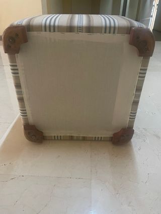 Puff. Asiento tapizado. Con contenedor Zapatero