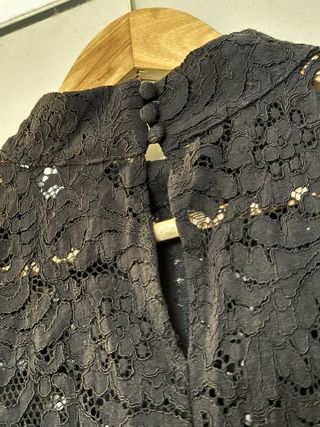 Blusa de encaje negro