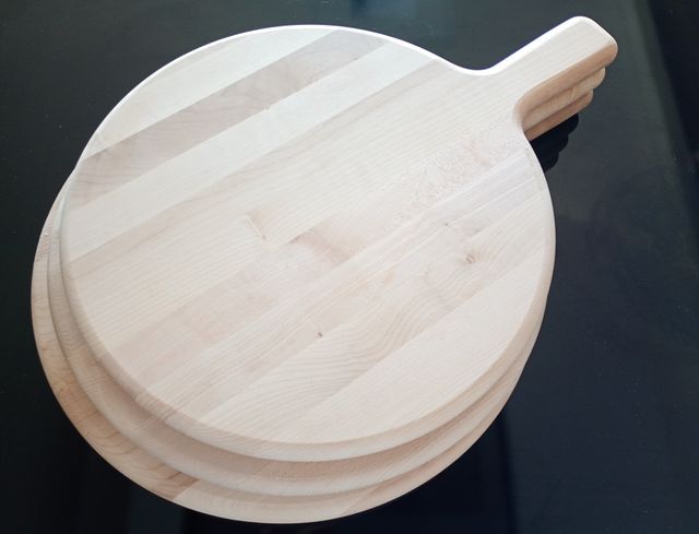 set 2 taglieri rotondi con manico. NUOVI. 