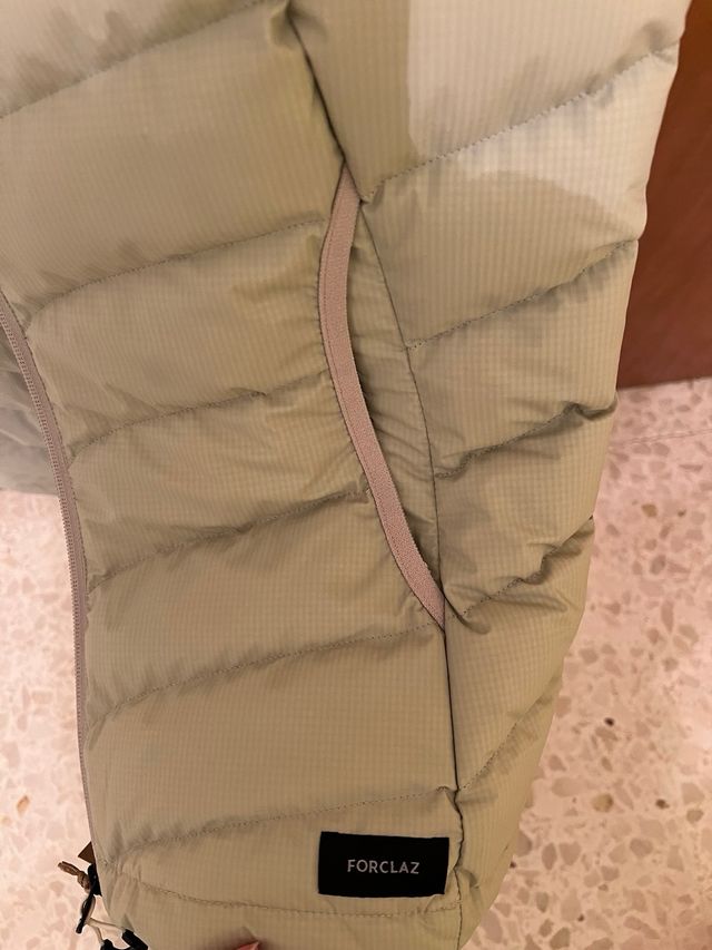 Chaleco mujer color crudo Forclaz a estrenar.