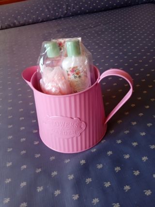 Regadera metálica con set de baño 🩷