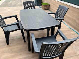 Mesa y sillas de jardin