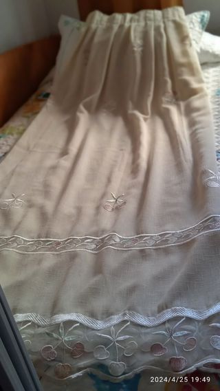 Visillo o cortina ,cocina bordada