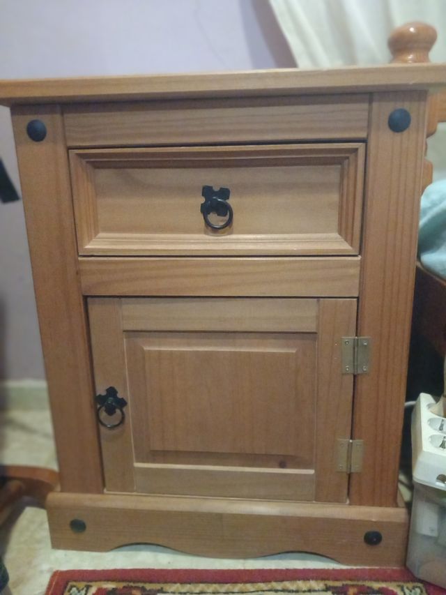Mesita de noche de madera natural.REBAJO 40 euros