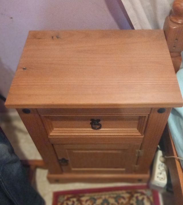 Mesita de noche de madera natural.REBAJO 40 euros