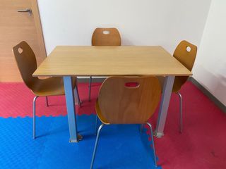 Mesa con cuatro sillas