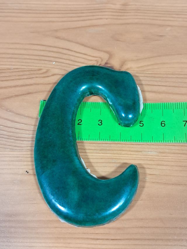 Letra C en cerámica de gres