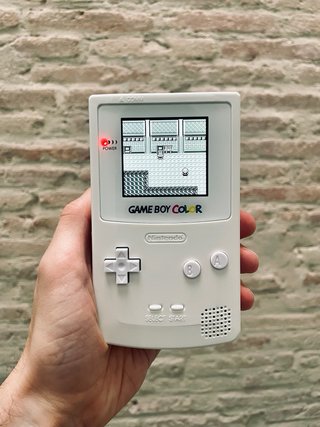 Game Boy Color con pantalla IPS