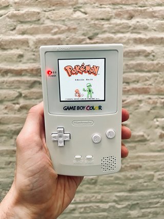 Game Boy Color con pantalla IPS