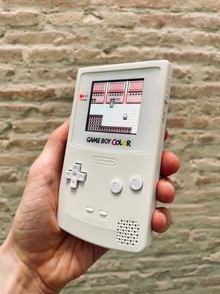 Game Boy Color con pantalla IPS