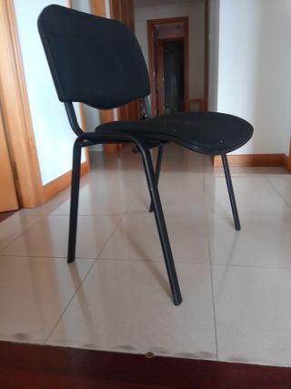 Silla de oficina de tela negra