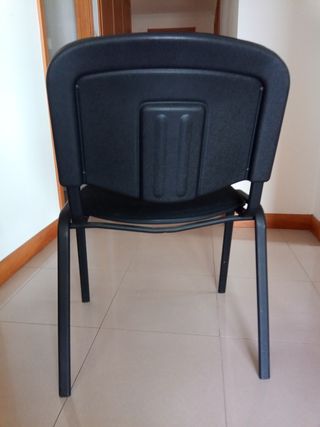 Silla de oficina de tela negra