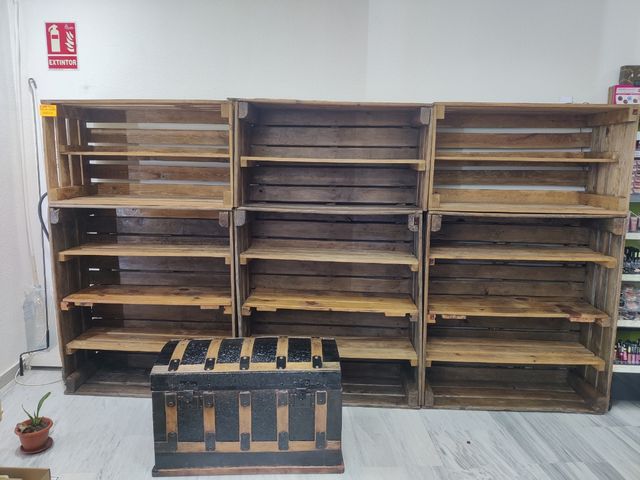 Estantes vintage com tratamento autêntico