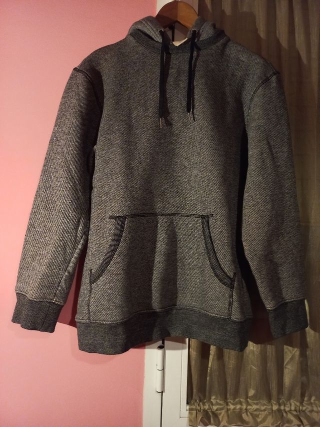 Sudadera gris con capucha