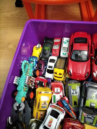 400 coches niños y pistas Hotweels.