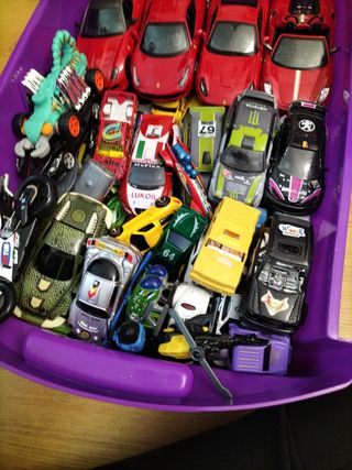 400 coches niños y pistas Hotweels.