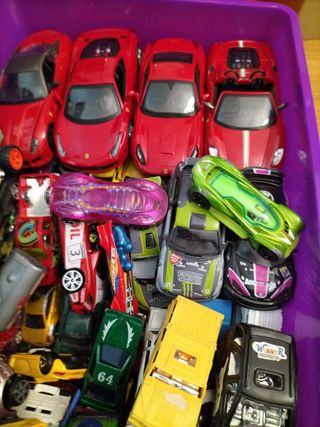 400 coches niños y pistas Hotweels.
