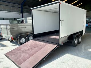 remolque cerrado robusto para uso profesional