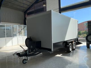 remolque cerrado robusto para uso profesional