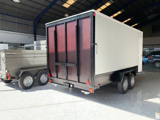 remolque cerrado robusto para uso profesional