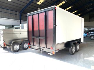 remolque cerrado robusto para uso profesional