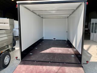 remolque cerrado robusto para uso profesional