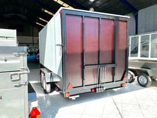 remolque cerrado robusto para uso profesional