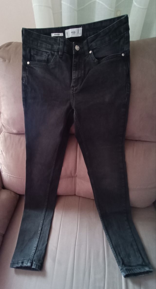 Pantalón vaquero negro de Mango