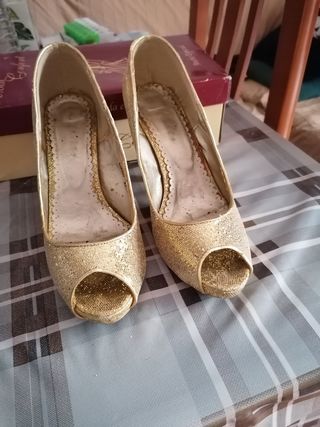 Zapato de fiesta color dorado 