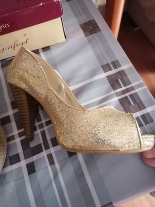 Zapato de fiesta color dorado 