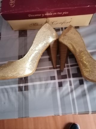 Zapato de fiesta color dorado 