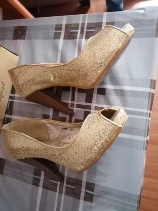 Zapato de fiesta color dorado 