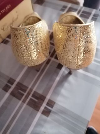 Zapato de fiesta color dorado 