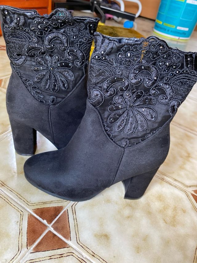 Stivaletti molto eleganti con pizzo