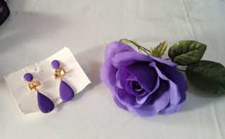 Flor y pendientes morado flamenca